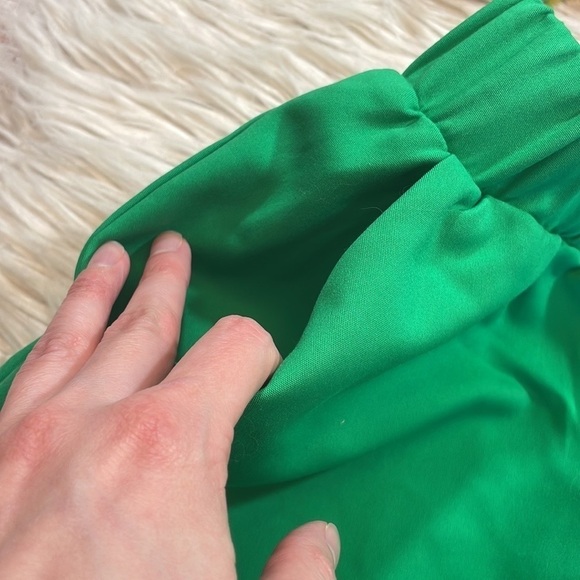 Good American Summer Green Elastic Waist High Rise Weekend Shorts - Picture 4 of 11